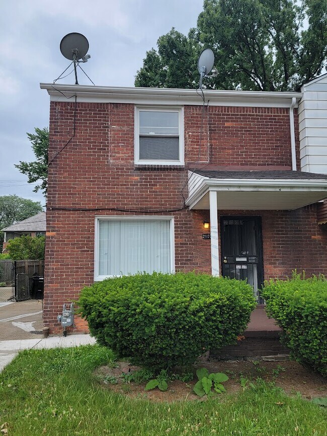 Building Photo - 2107 Ewald Cir