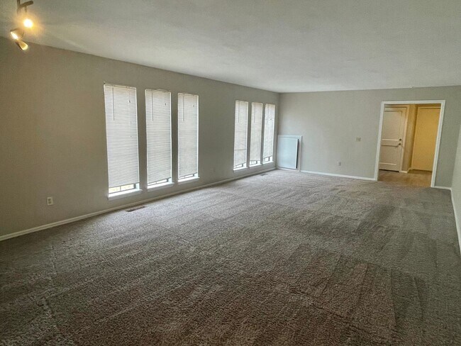 Foto del edificio - Oversized Three Bedroom with an Office Near Lake Hefner!!