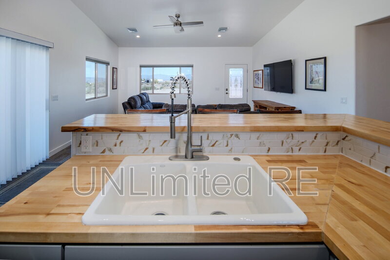 Building Photo - 7756 Sierra Vista Dr
