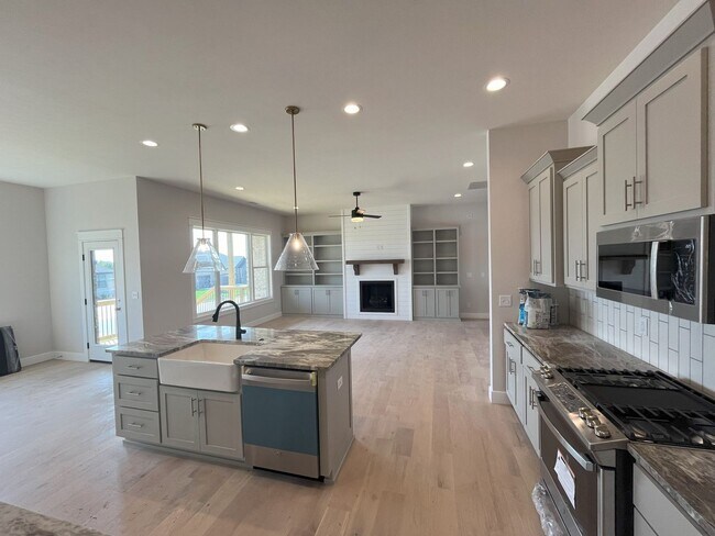 Foto del edificio - Nearly-new 4-bedroom, 2-bath home in the exclusive Lion's Gate Neighborhood!!!