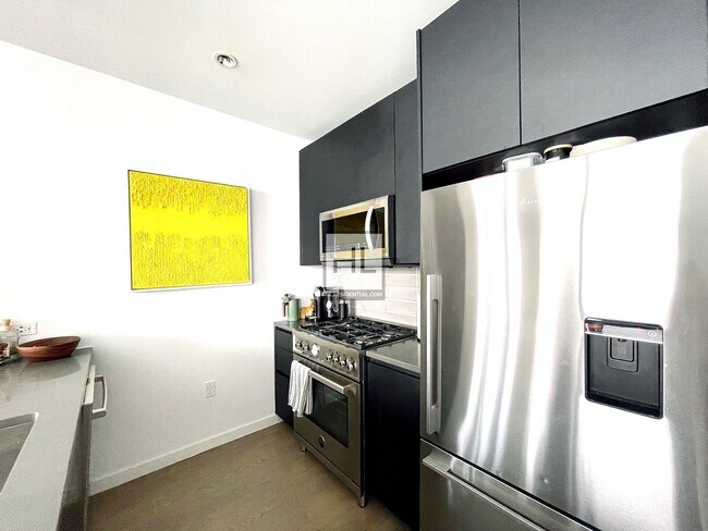 Building Photo - Gorgeous 2 Bed 2 Bath + W/D | Kent Avenue,...