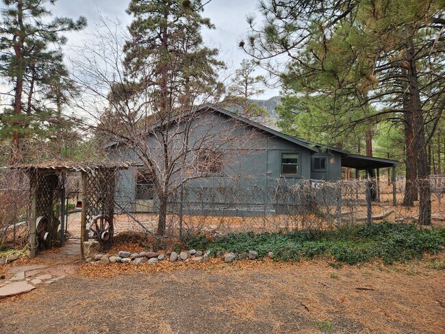 Foto del edificio - Quiet 2 bedroom Home near the base of Mt. ...