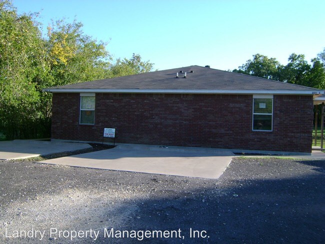 Building Photo - 305 Pecan St