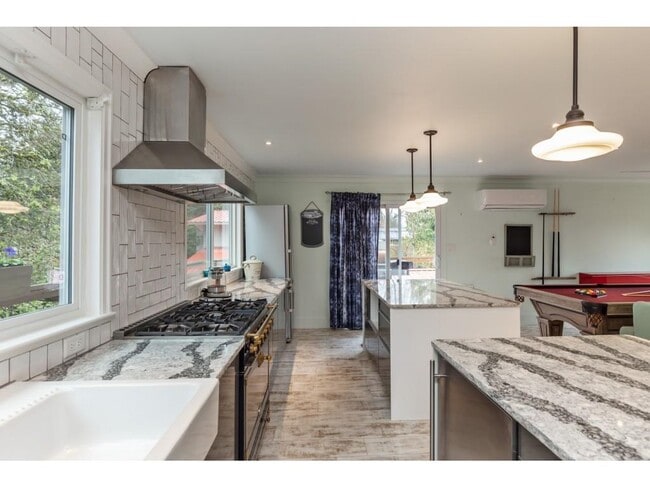 Building Photo - 7532 Robin Crescent