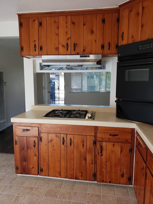 Building Photo - $750 REBATE-Open Floor Plan - 2BR/1BA End ...