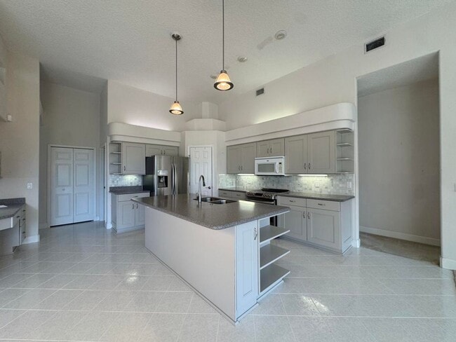 Building Photo - 4/3 Pool Home in Pelican Bay