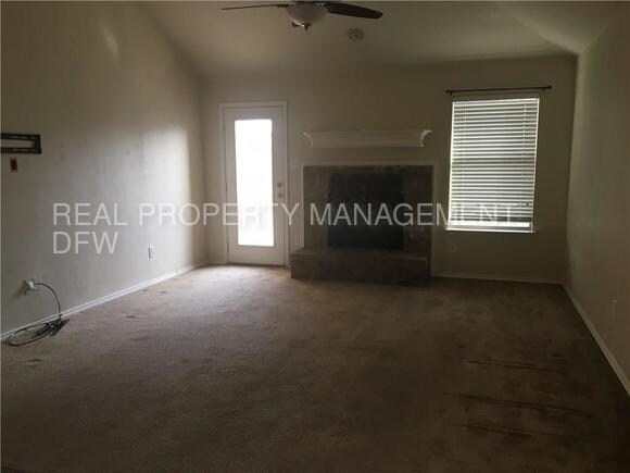 Building Photo - 2815 Oak Crest Dr