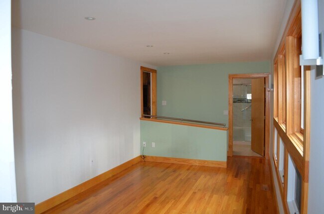 Building Photo - 2112 S Fern St