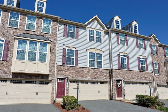 Building Photo - Move-in ready Townhome in Wenworth Green C...