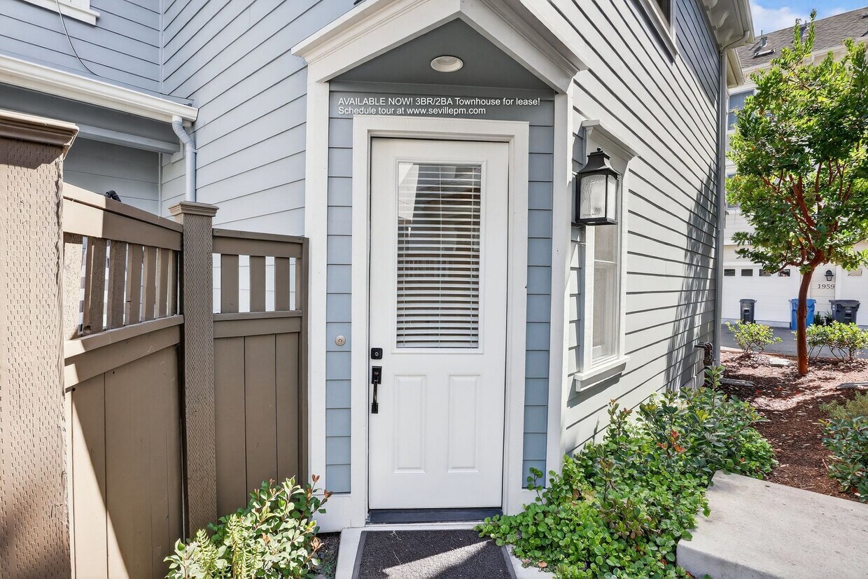 Primary Photo - BEAUTIFUL Mulberry 3BR/2BA Townhome Availa...