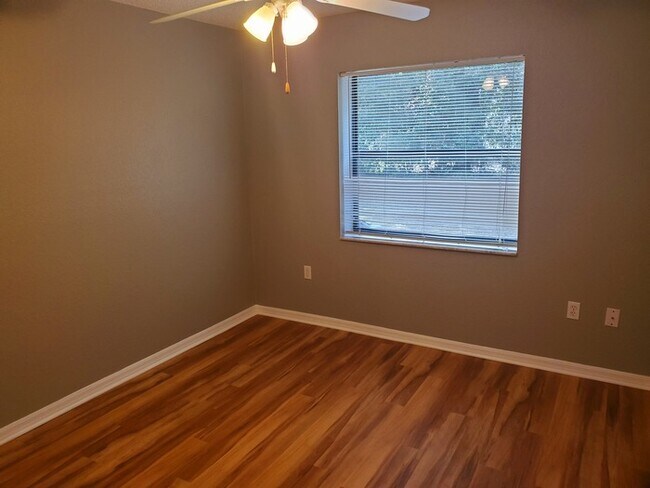 Building Photo - Newly Renovated 2 bedroom apartment!