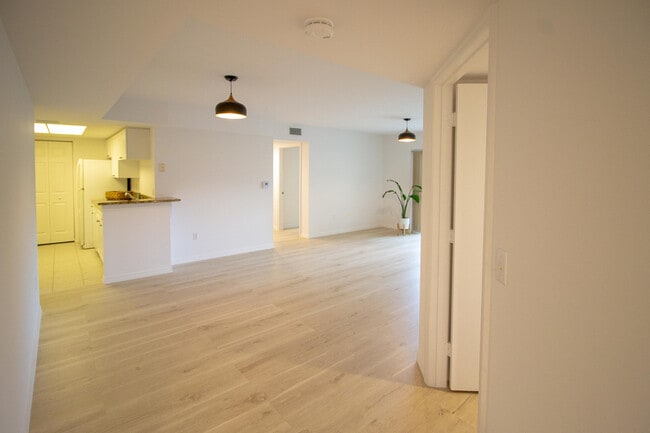 Building Photo - 1200 Crestwood Ct S