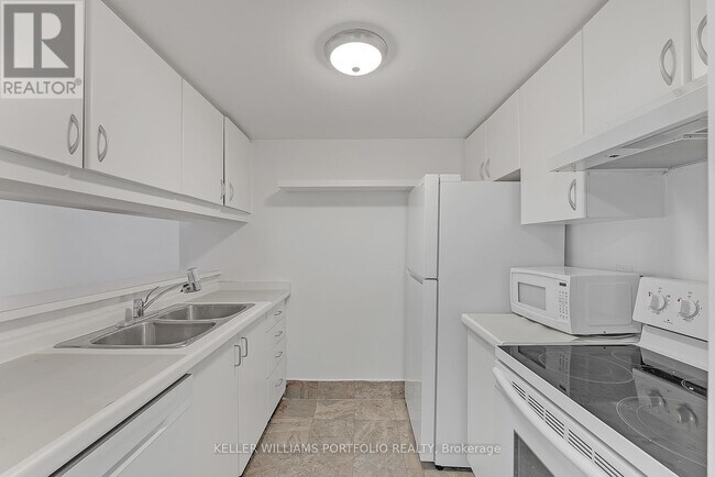 Photo du bâtiment - 711-711 Bay St.