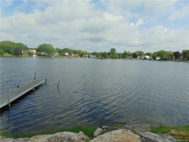 Building Photo - 4912 Lake Point Dr