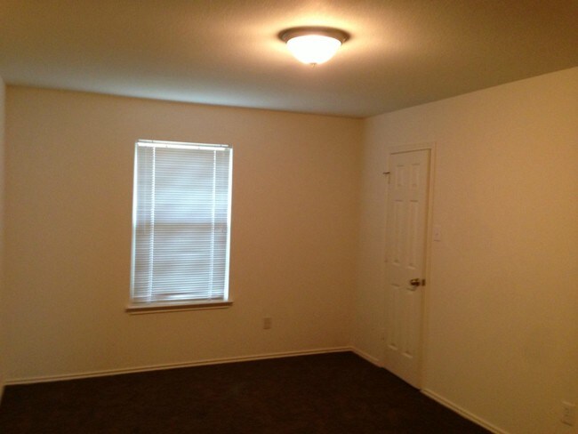 Foto del edificio - 621 Dark Tree Ln