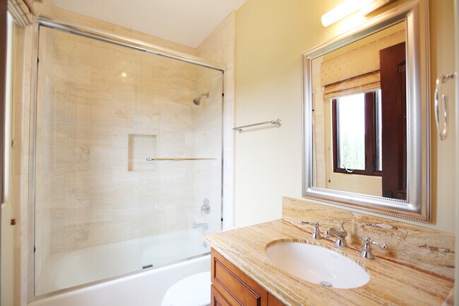 Foto del edificio - Luxury 3 bed 3 bath home available for rent in Malibu!