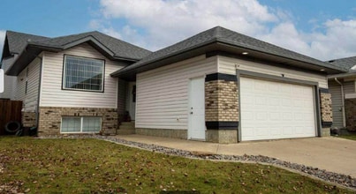 Building Photo - 10736 74 Av