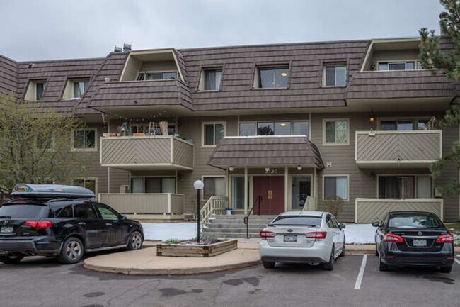 Foto del edificio - Charming  2 Bed 2 Bath Main Floor Condo Available June 12!