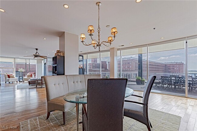 Foto del edificio - 701 W Lakeside Ave