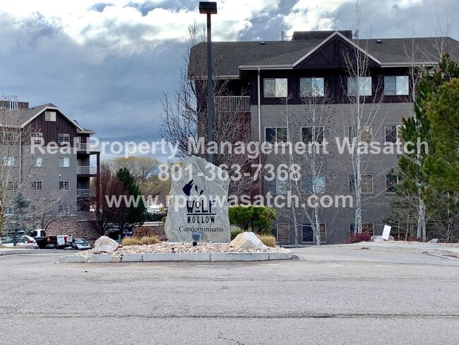 Building Photo - Cute 3 Bedroom 2 Bath Condo with a View!