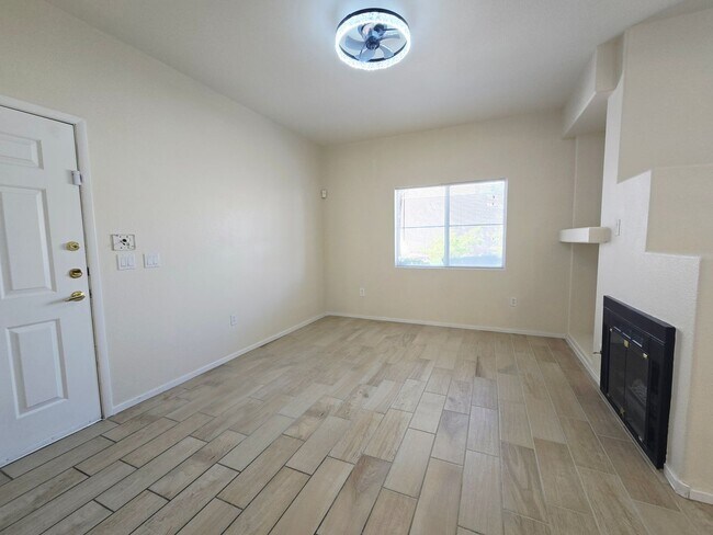 Foto del edificio - BEAUTIFUL GATED COMMUNITY WITH CLUBHOUSE, COMMUNITY POOL, COMMUNITY SPA, EXERCISE ROOM. FIRST FLO...