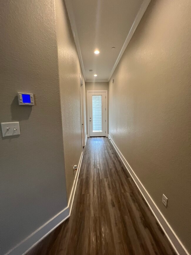 Building Photo - 710 Vassar Ct