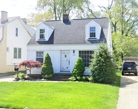 Building Photo - 15616 Westview Ave