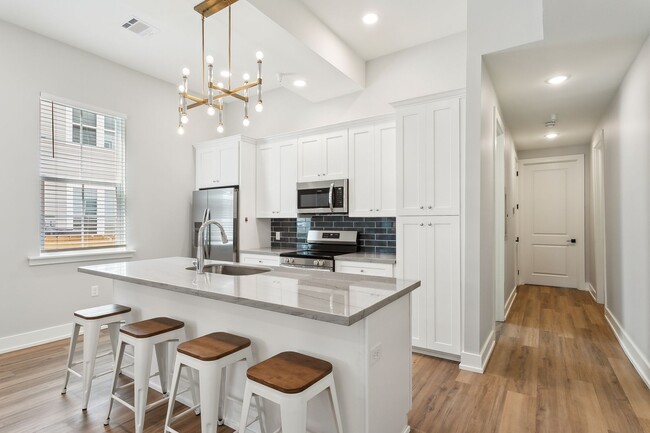 Foto del edificio - Brand New Unit - 1 Block From Brunos