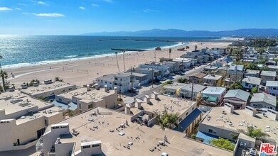 Building Photo - 7301 Vista Del Mar