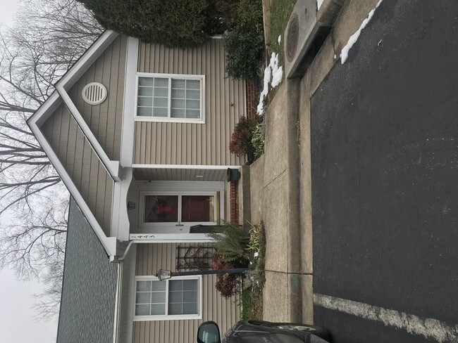 Building Photo - 1443 Glenside Green