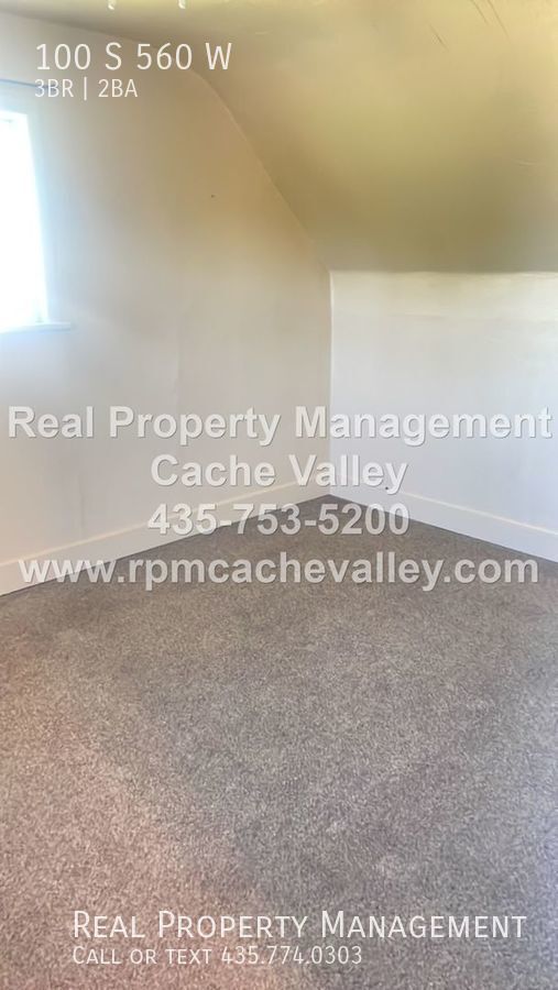 Building Photo - 3 Bedroom Farmhouse on Corner lot!  Pet Fr...