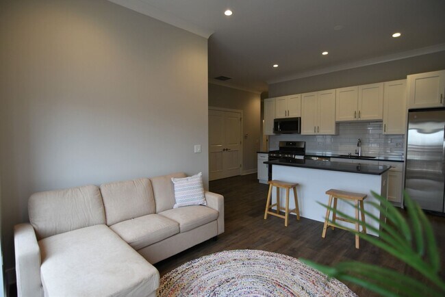 Foto del edificio - 925 W Irving Park Rd