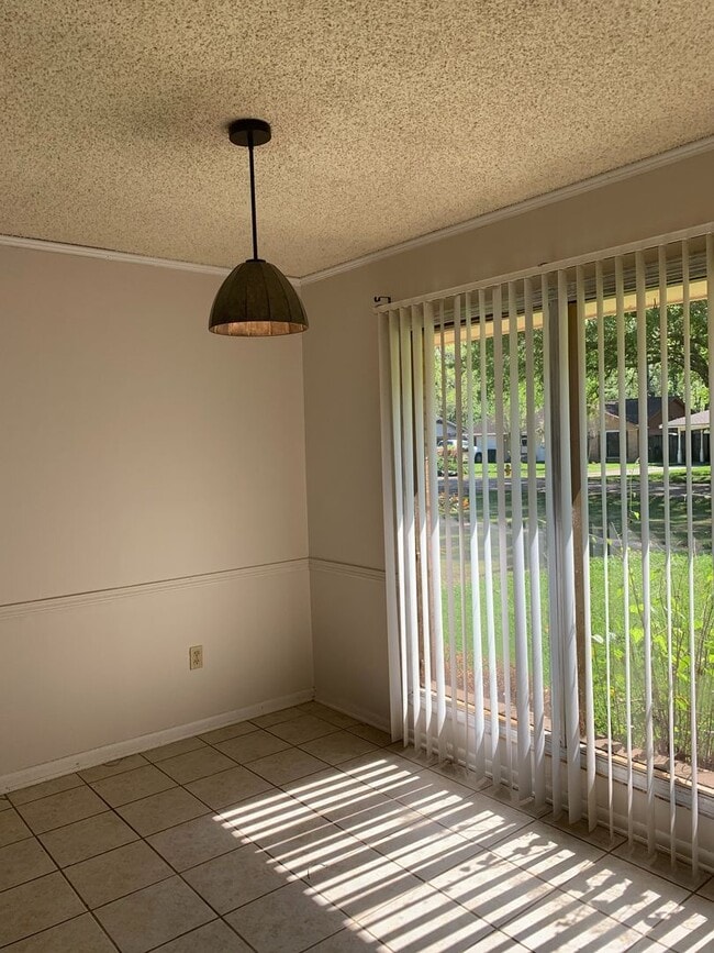 Building Photo - Great yard for entertaining....