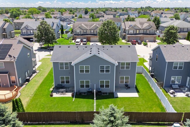 Foto del edificio - Spacious 4-Bedroom, 3.5-Bathroom Townhome & 2-Car Garage-West Champaign
