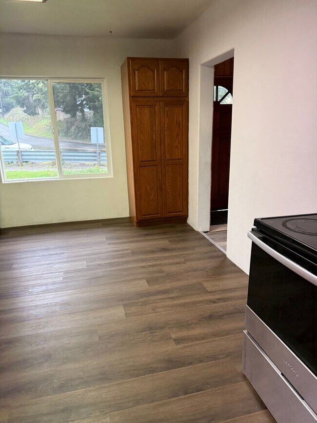 Building Photo - Spacious Two-Story with Country Kitchen an...