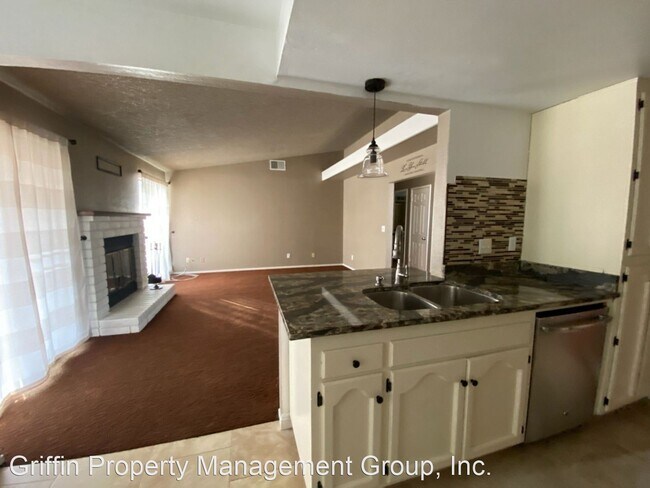 Building Photo - 3 br, 2 bath House - 1567 E. Hillcrest Ave