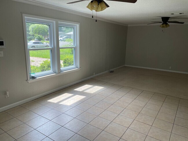 Building Photo - Remodeled Southern Hills Home