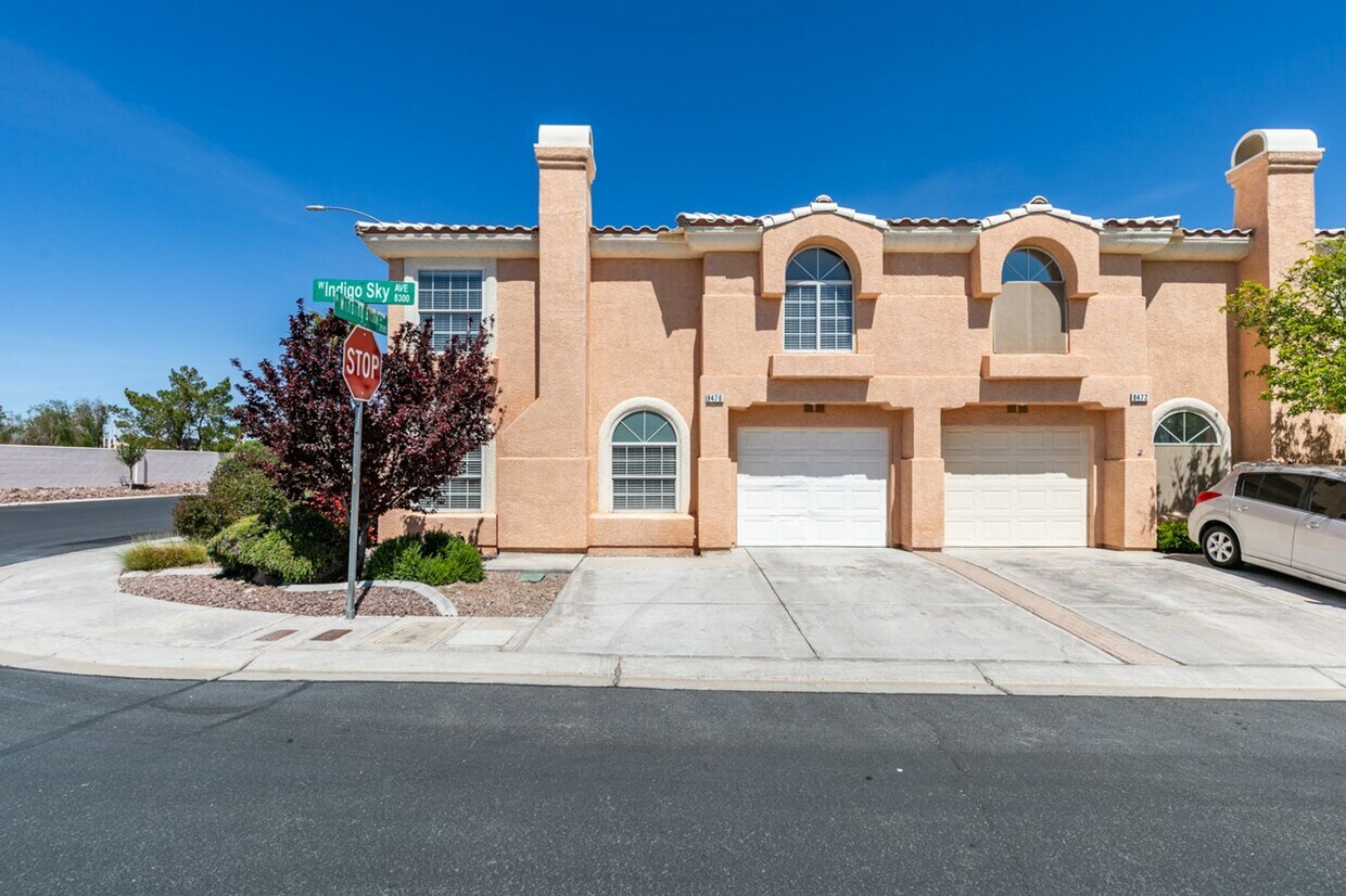 Foto principal - 3 Bedroom Townhouse with attached garage i...