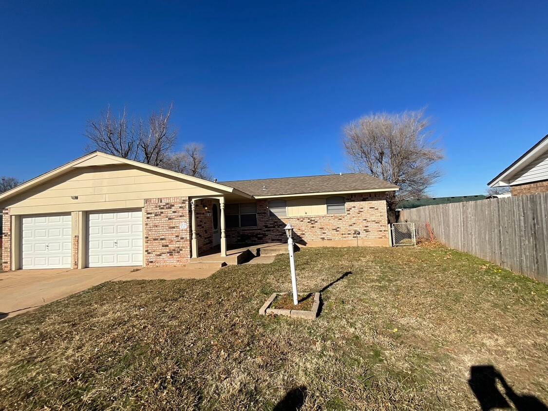 Primary Photo - 3 bed, 1 1/2 bath, 2 car garage