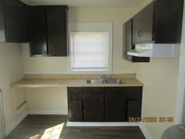 Building Photo - 1120 W Highland Ave