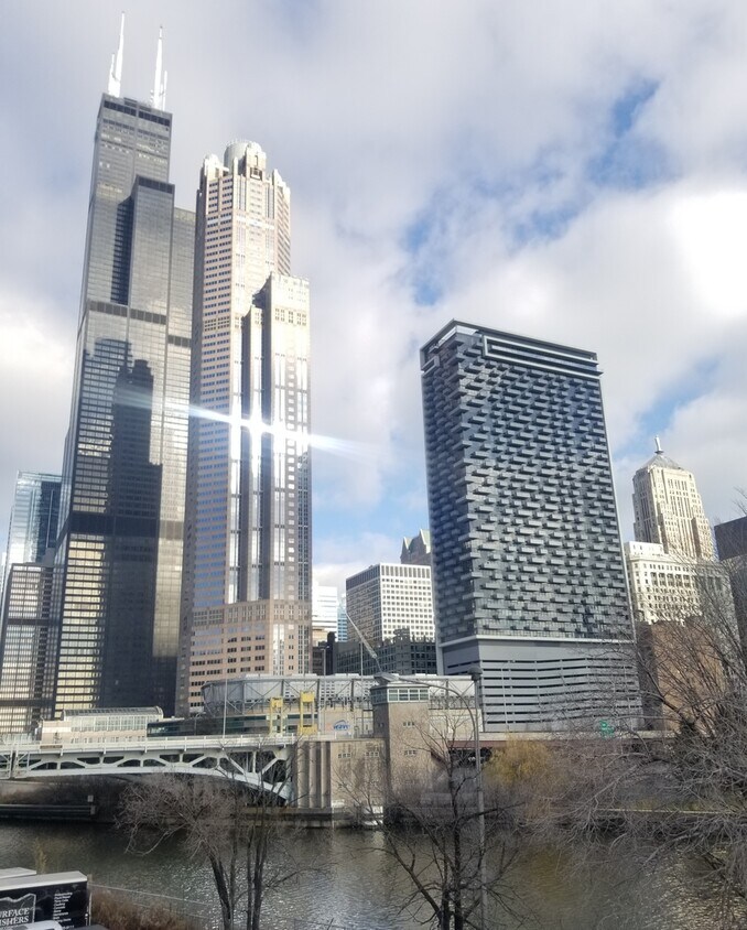 Foto principal - 235 W Van Buren St