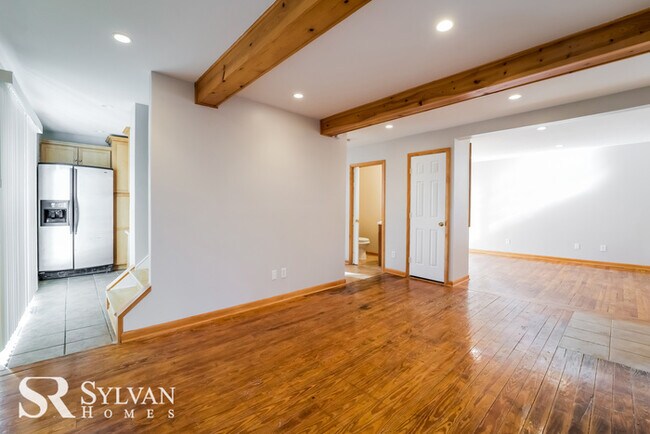 Building Photo - 3BR 1.5BA cottage-style home features a be...