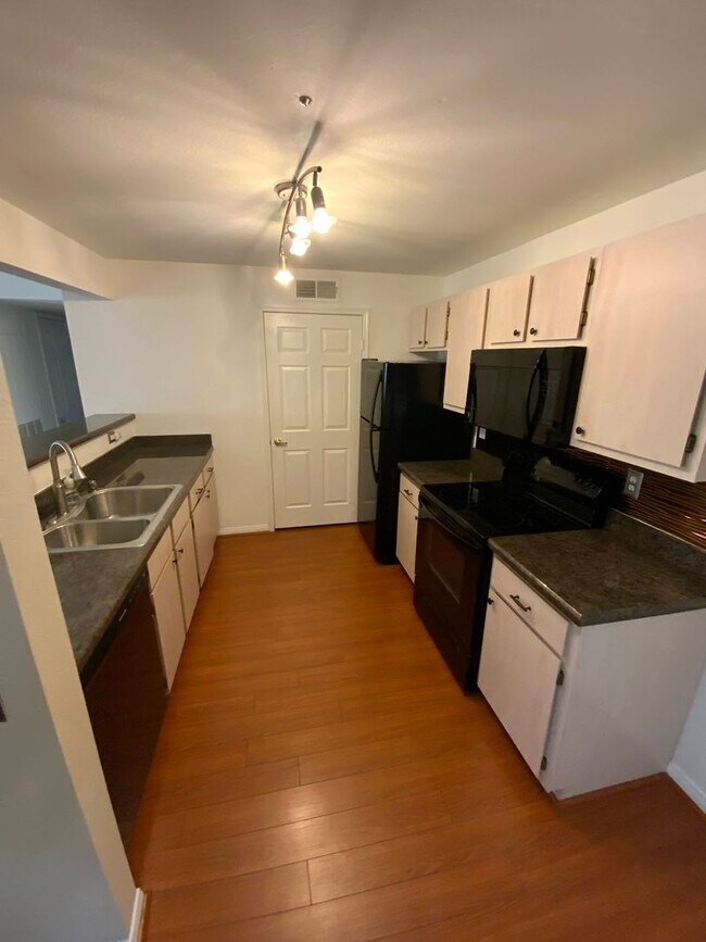 Foto del edificio - BLACK MTN AREA CLOSE TO FREEWAY! Large Henderson Condo in Big Horn Community