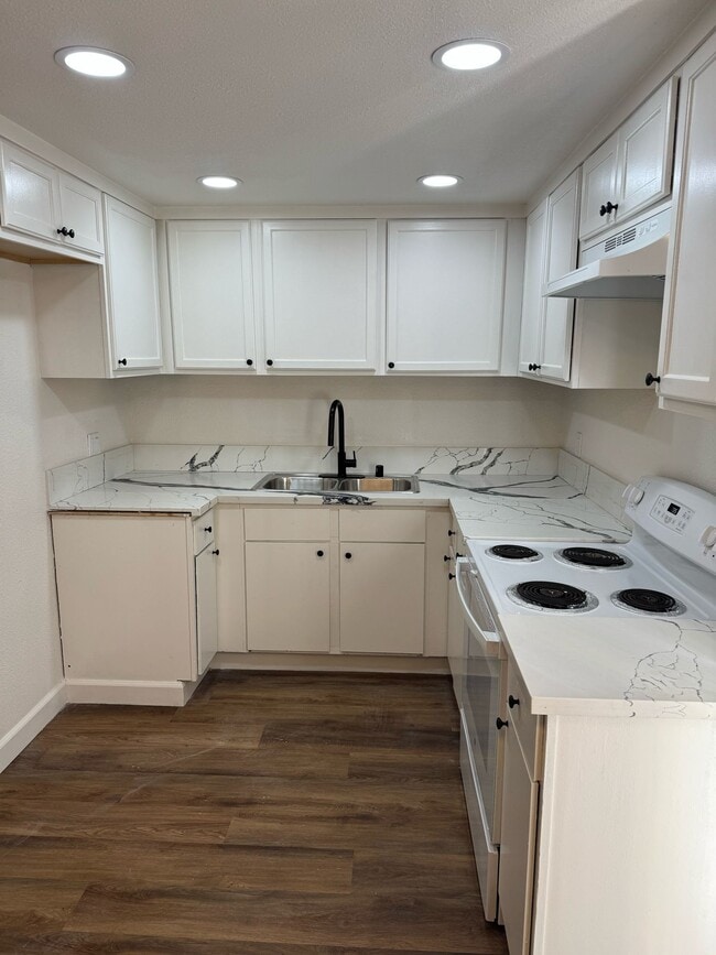 Building Photo - 994 Eastcrest Ct