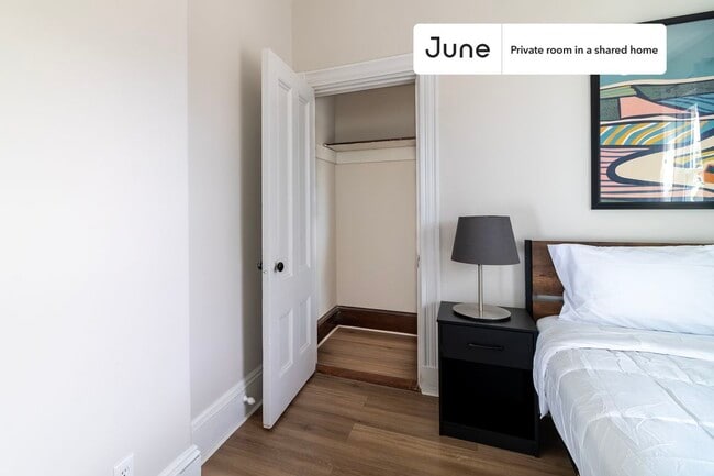 Building Photo - Private bedroom in 3 bed/1 bath Home