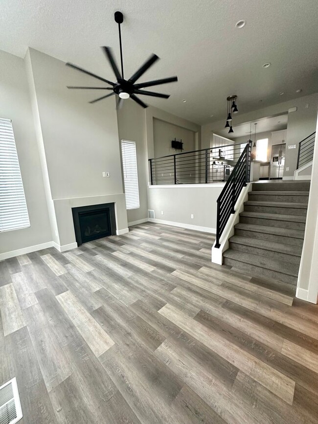 Building Photo - Beautiful 4 Bed 2.5 Bath Daybreak Townhouse
