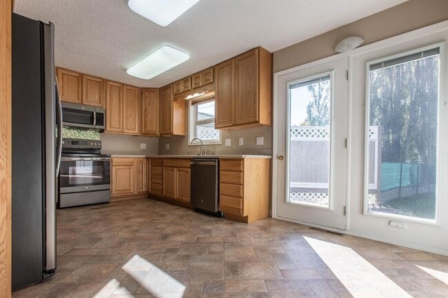 Foto del edificio - 3 Bed 1 Bath Town House Large Fenced yard