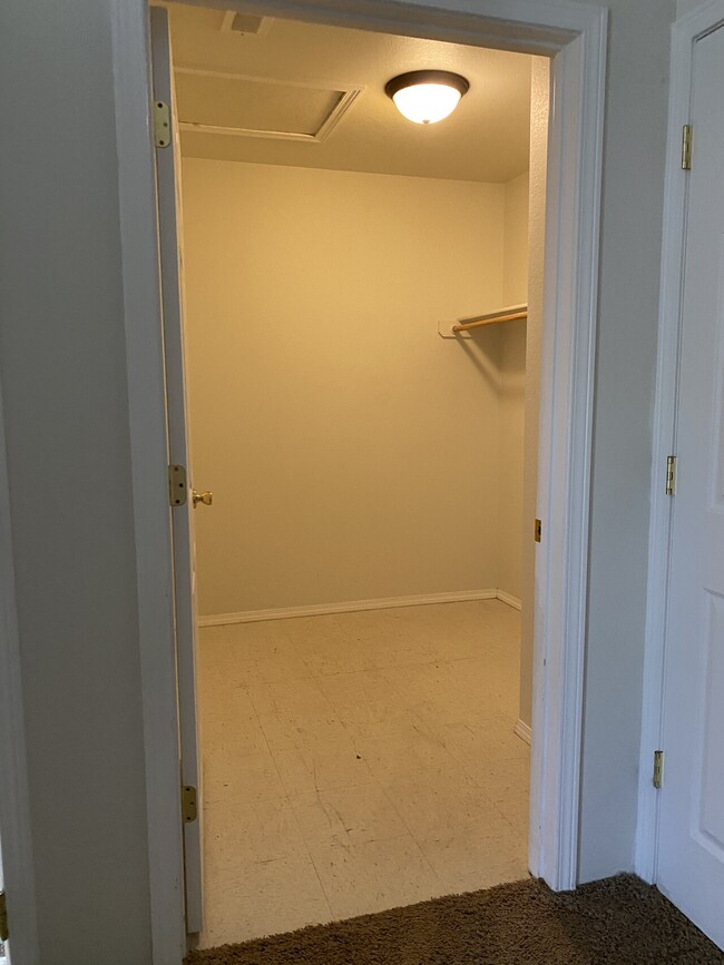 Foto del edificio - 713 Northwood Ct