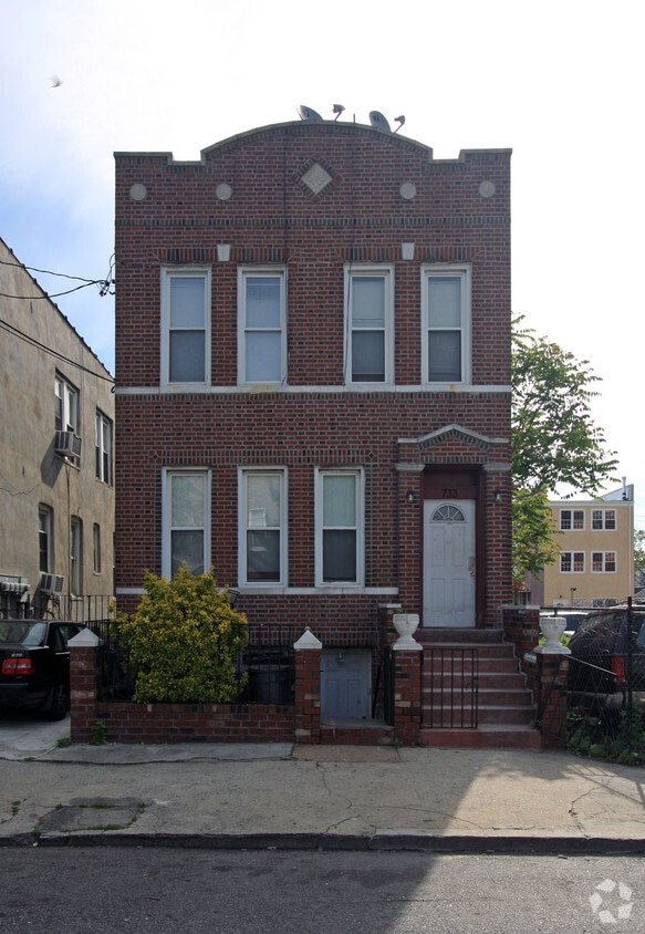 Building Photo - 733 Hinsdale St