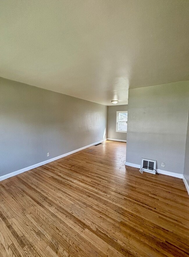 Building Photo - 2 Bed, 1 Bath townhouse in Waterloo for rent!
